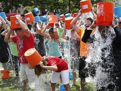 Флэшмоб Ice Bucket Challenge помог собрать средства на изучение смертельного заболевания